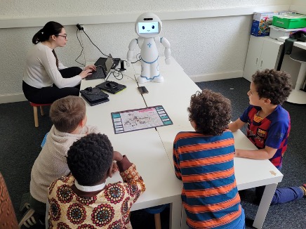 Kinder mit Roboter