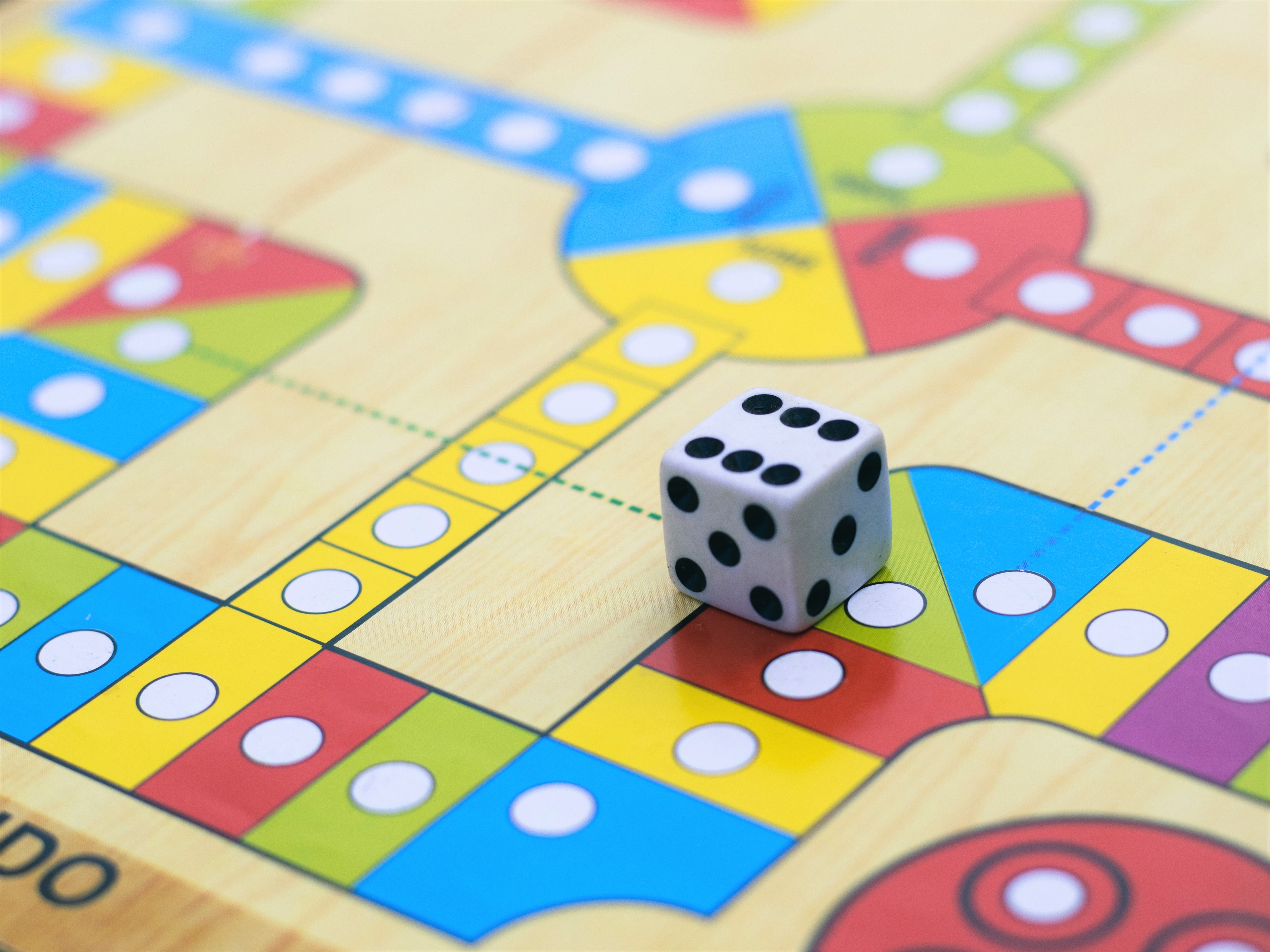 Foto mit SPiel und Würfelfeld von VD Photography/Unsplash