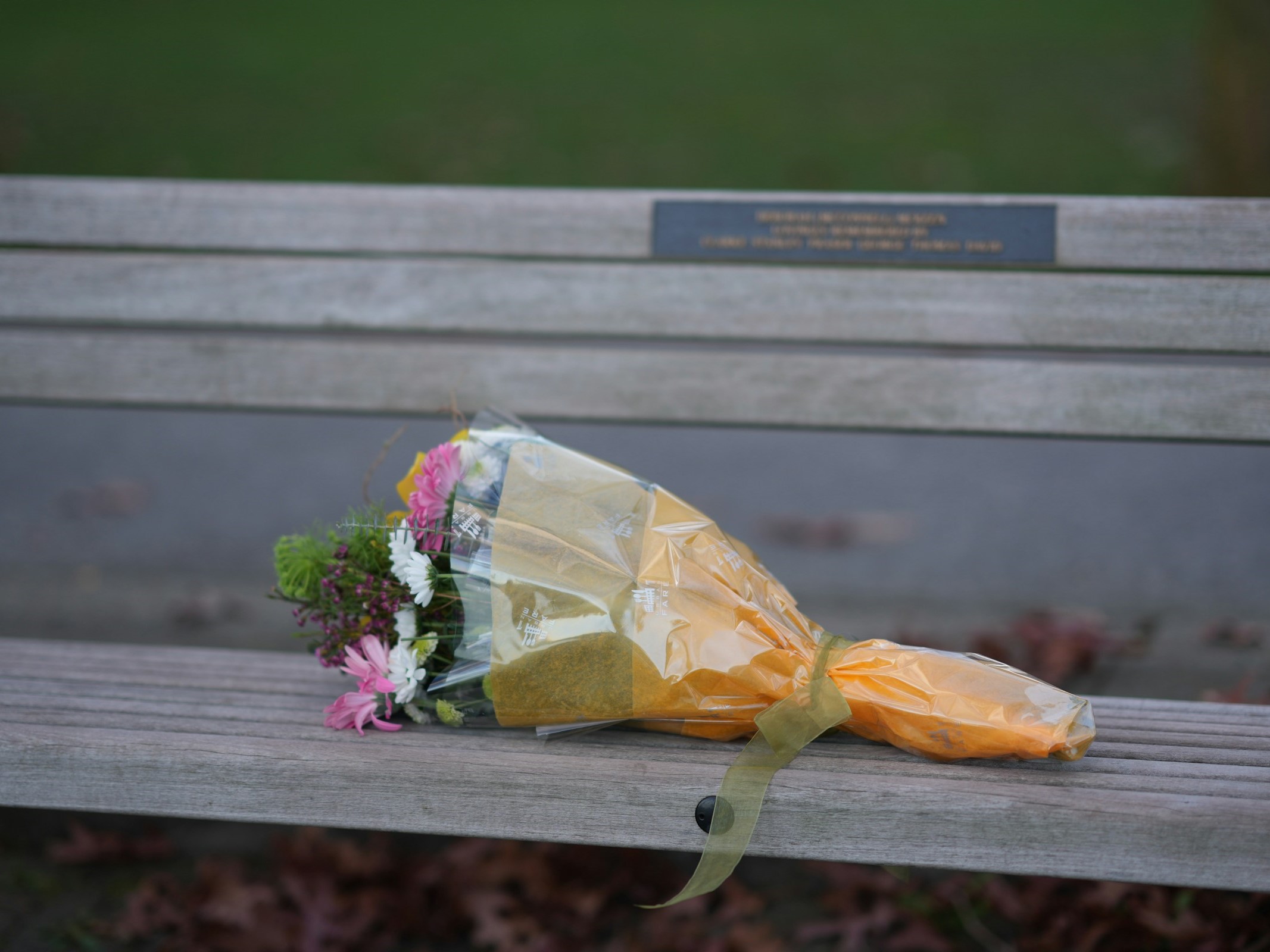 Blumenstrauss auf Sitzbank mit Gravour