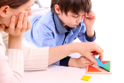 Kinder beim Spielen mit Geometrischen Formen