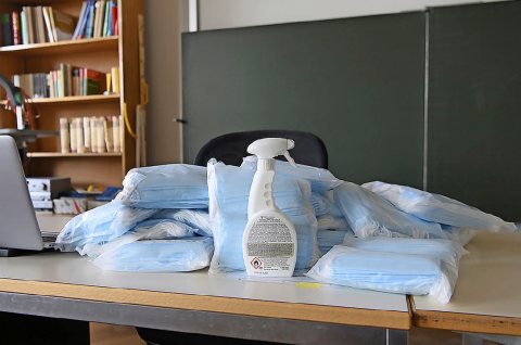 Desinfektionsmittel auf Lehrerpult