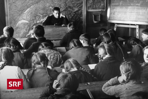 Altes Foto von einer Klasse im Unterricht schwarzweiss