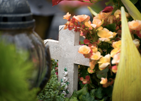 Grabstein mit Blumen auf Friedhof