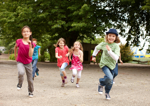 20251204_Kinder auf dem Schulhof_Symbolbild