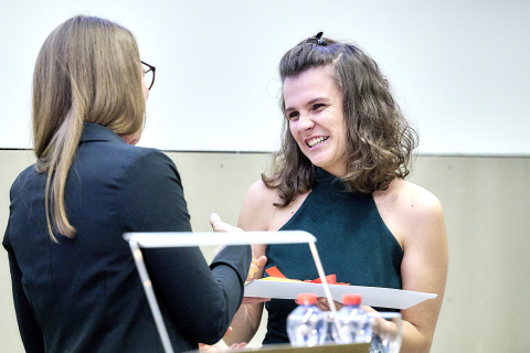 2026_01: Melina Pavan nimmt die Auszeichnung für ihre Masterarbeit entgegen