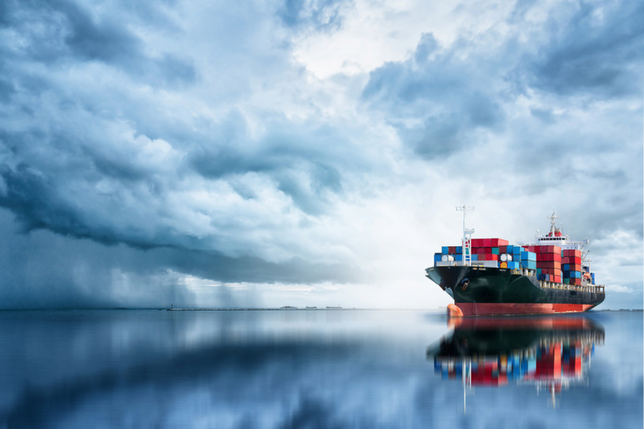 Containerschiff auf dem Meer