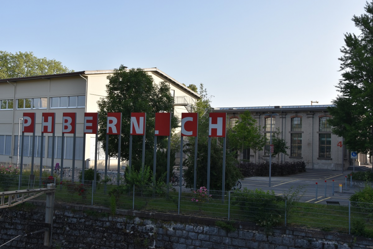 URL der PHBern vor dem Gebäude