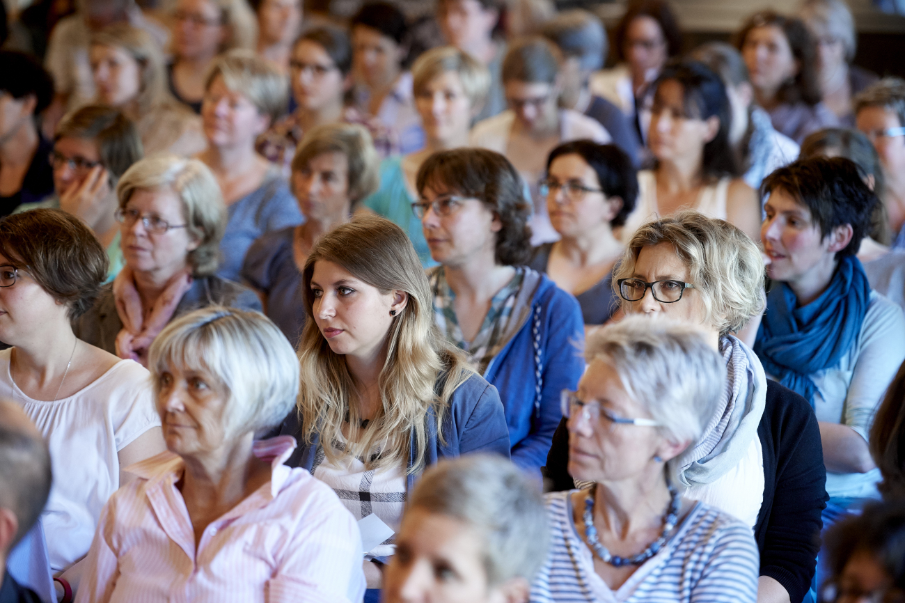 Regionale Angebote. Gruppe von Zuhörenden