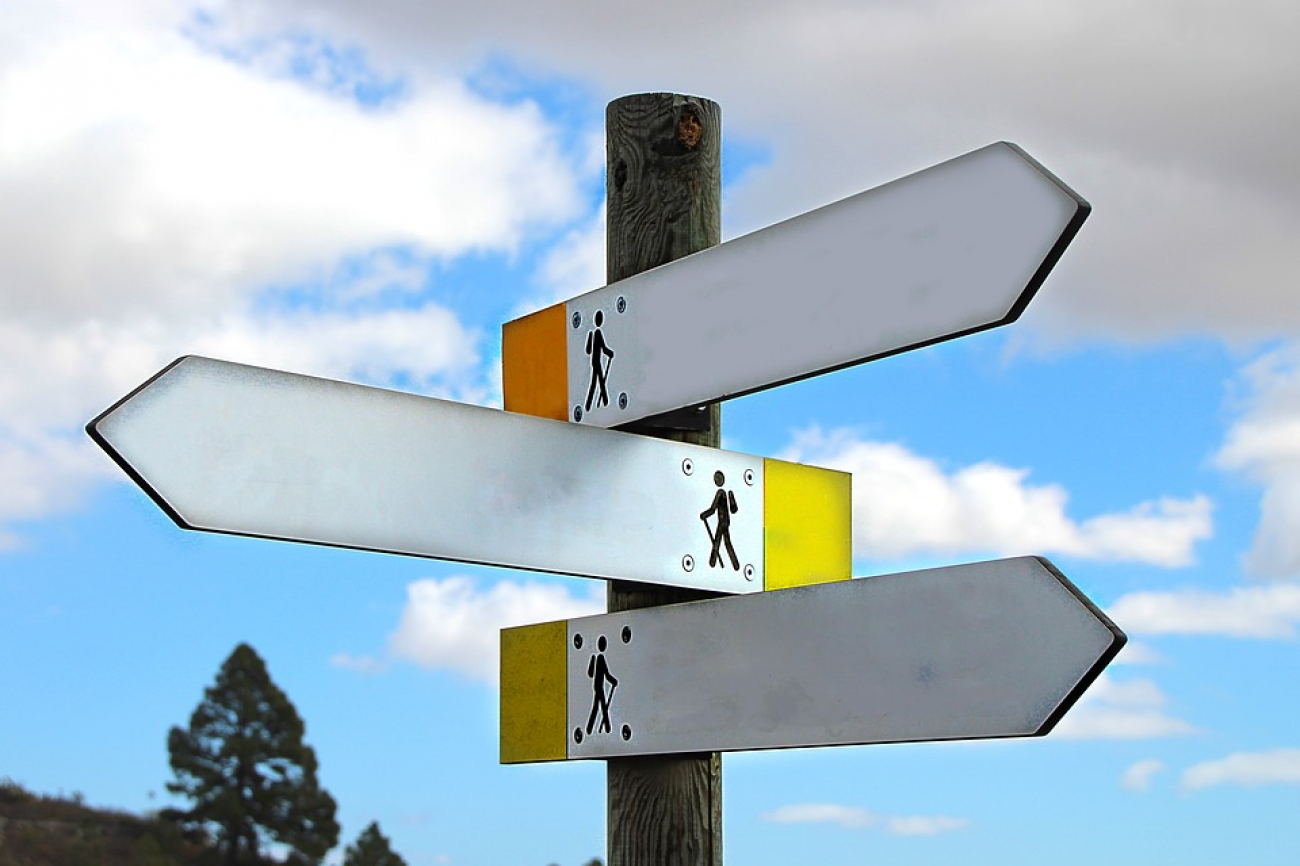 Ein Symbolbild, das einen Wegweiser zeigt.