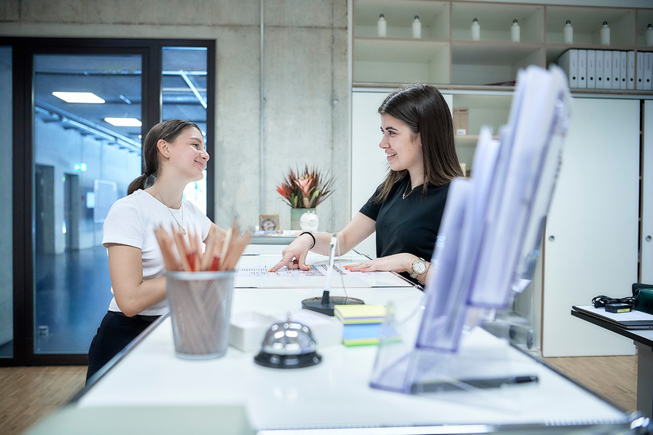Eine Kundin wird am Infopoint der PHBern beraten.
