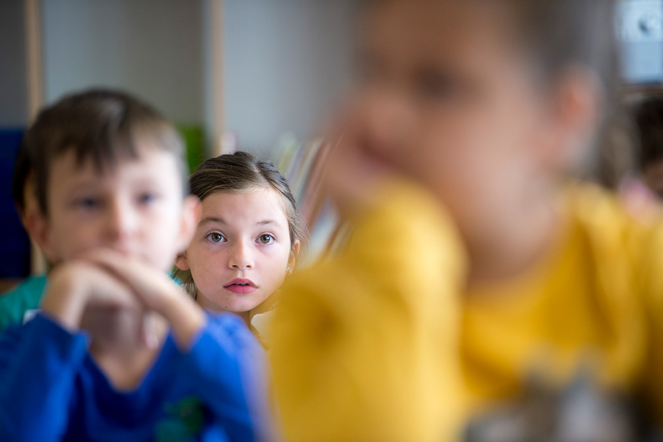 Schülerinnen und Schüler einer Primarklasse im Unterricht