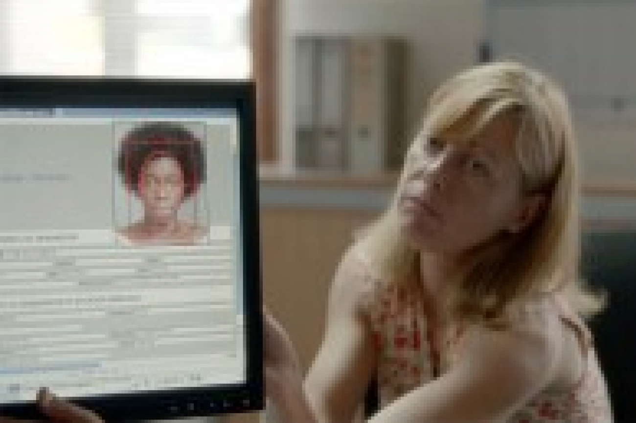 Eine Frau vor einem Bildschirm