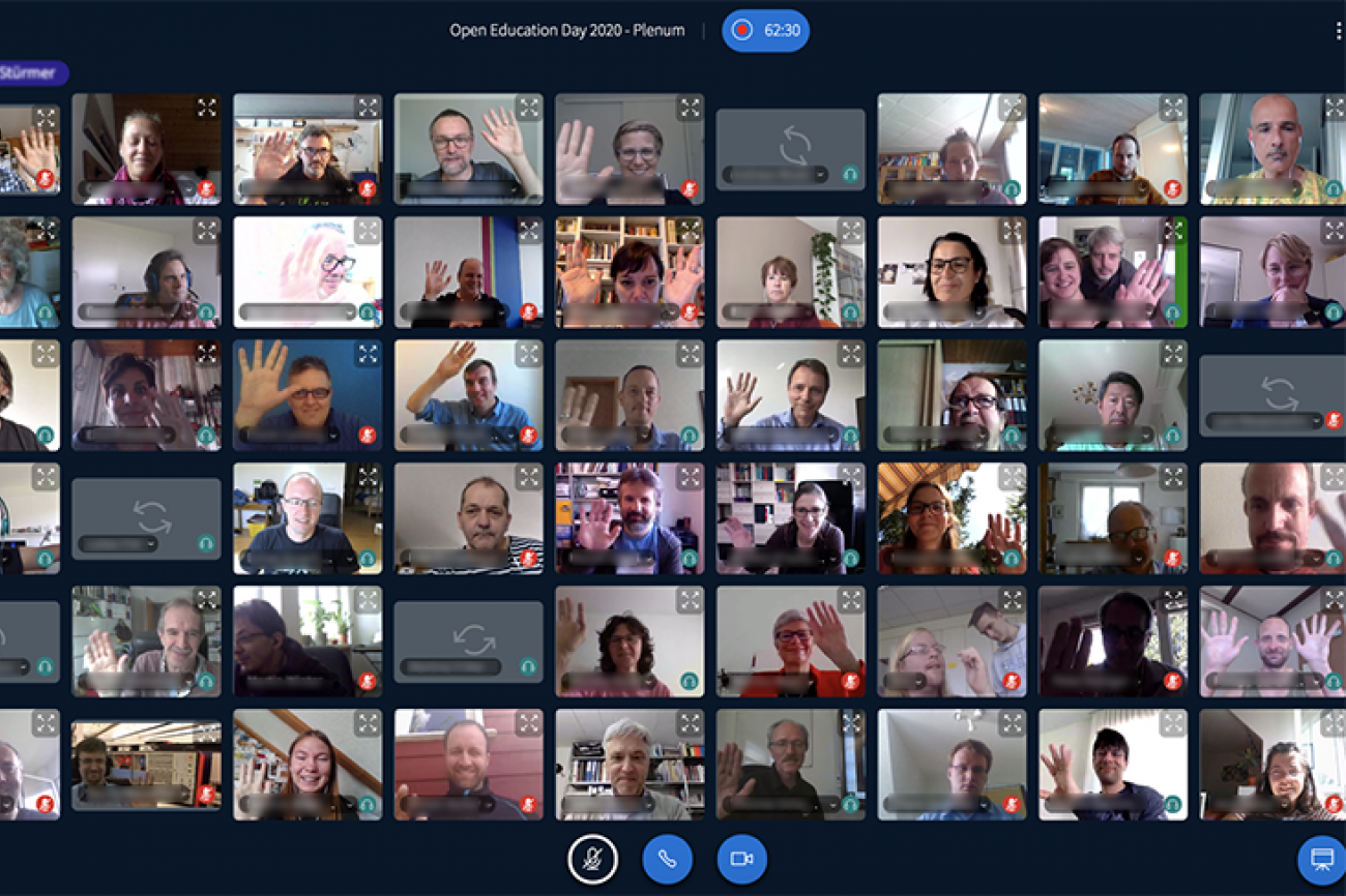 Ein Screenshot aus dem Videokonferenz-Tool, der bei einem Teilnehmer des &quot;Open Education Days 2020&quot; aufgenommen wurde. Zu sehen sind die Bildschirme von über 50 Teilnehmenden, die in die Kamera winken.