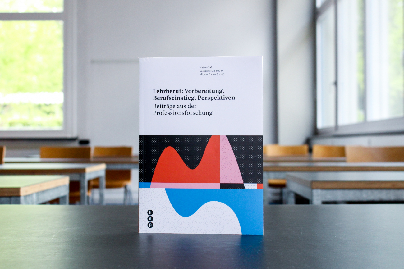 Packshot Sammelband auf Tisch