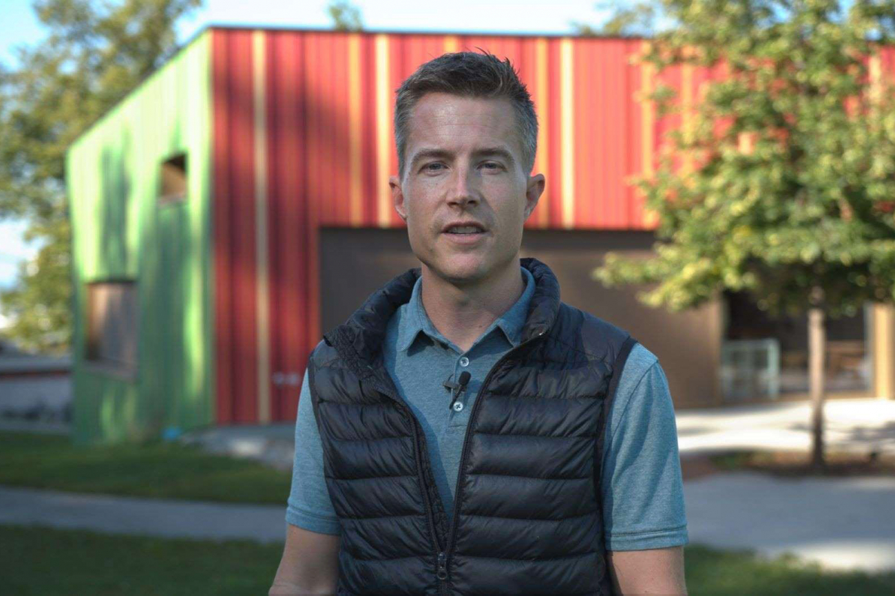 Foto von Lehrer Rolf vor dem Schulhaus in Ipsach