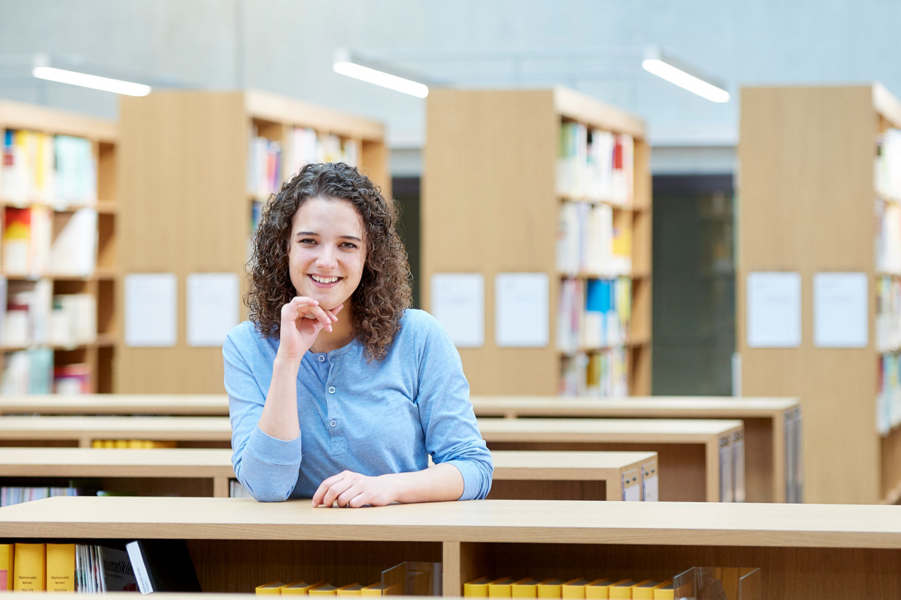 Studentin in Bibliothek von Roll