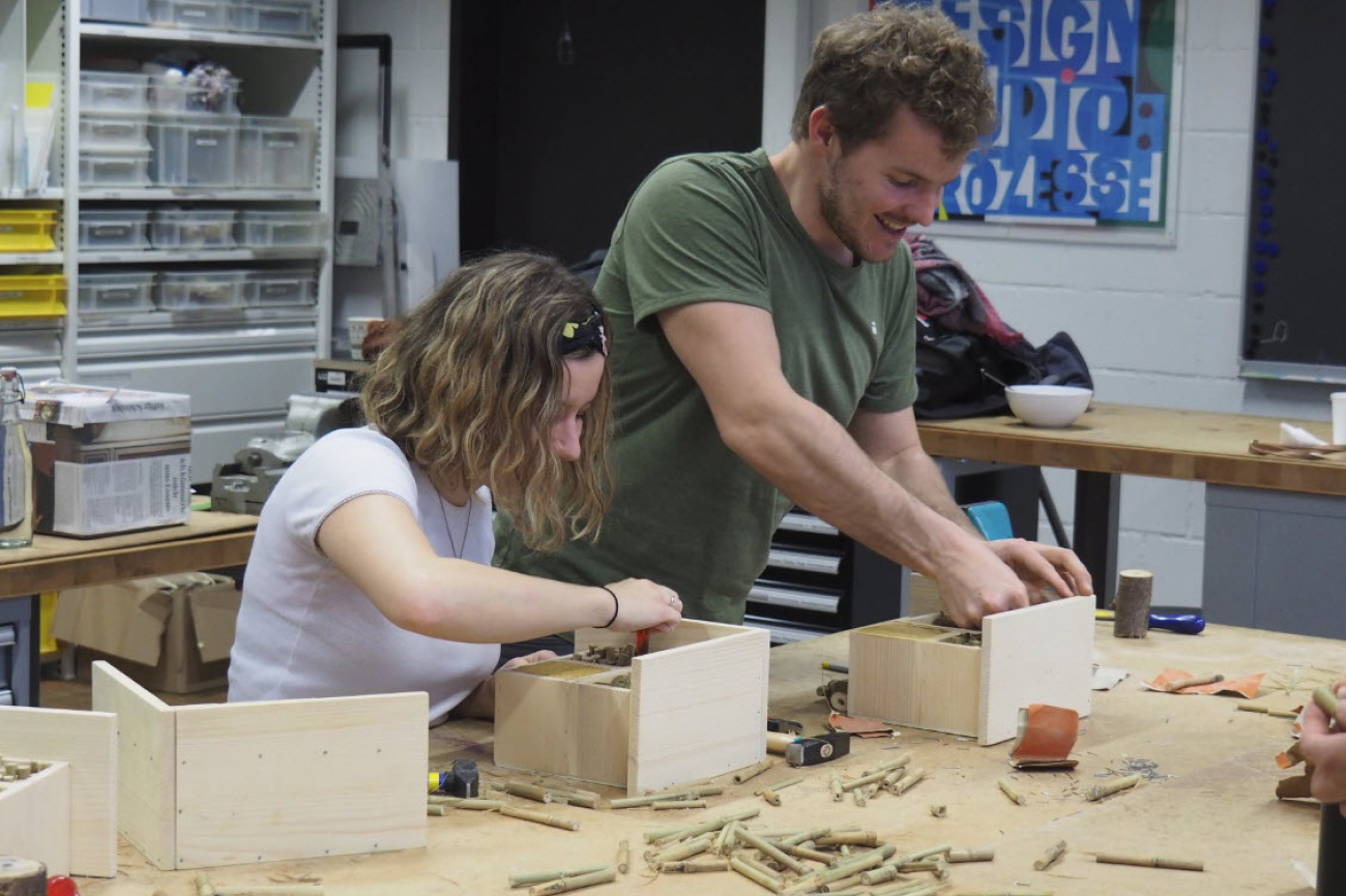 Studierende zimmern Bienenkästen in einem Workshop an der studentischen Nachhaltigkeitswoche