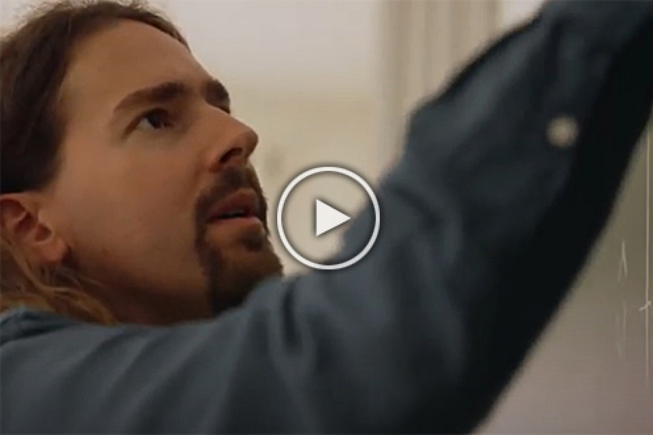 Mann schreibt an die Wandtafel