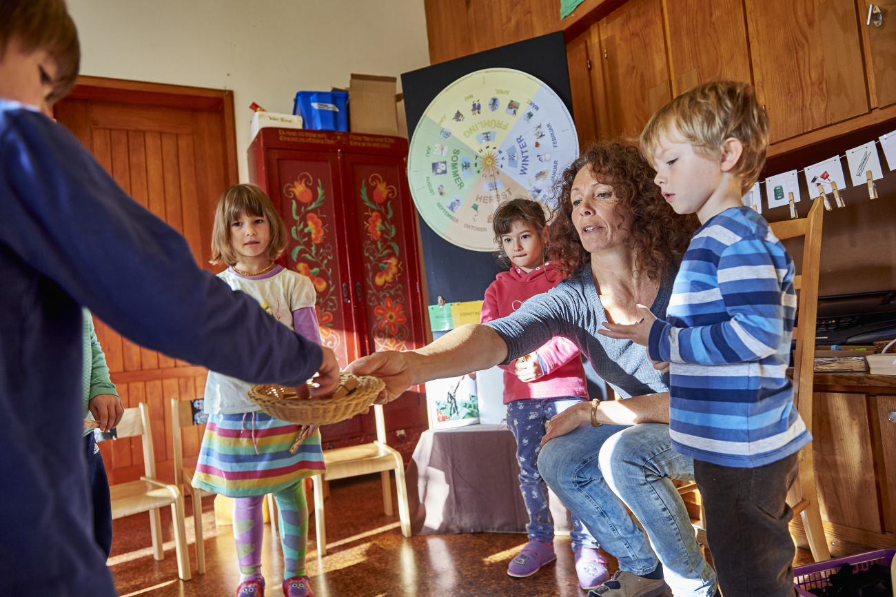 Lehrerin während Unterricht in Primarstufe