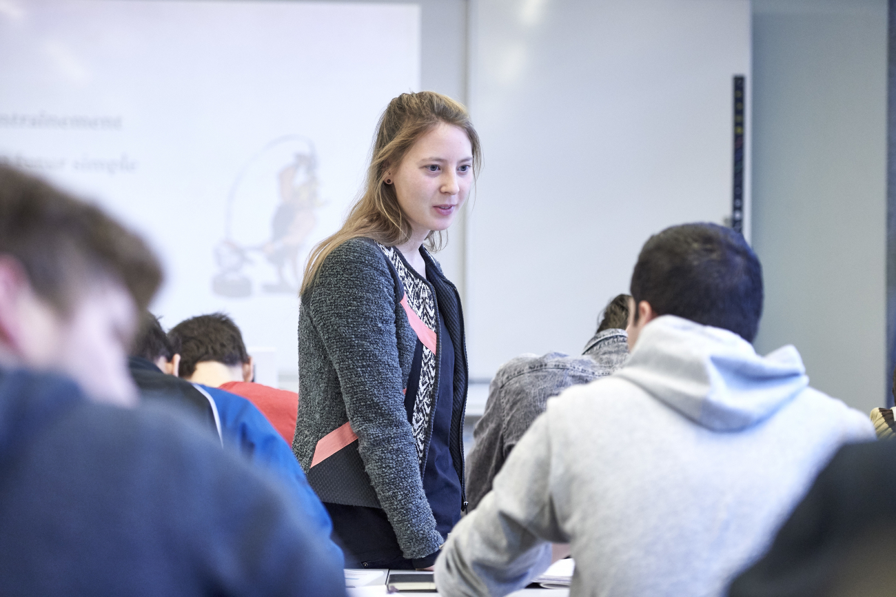 Lehrperson in der Klasse am Erklären