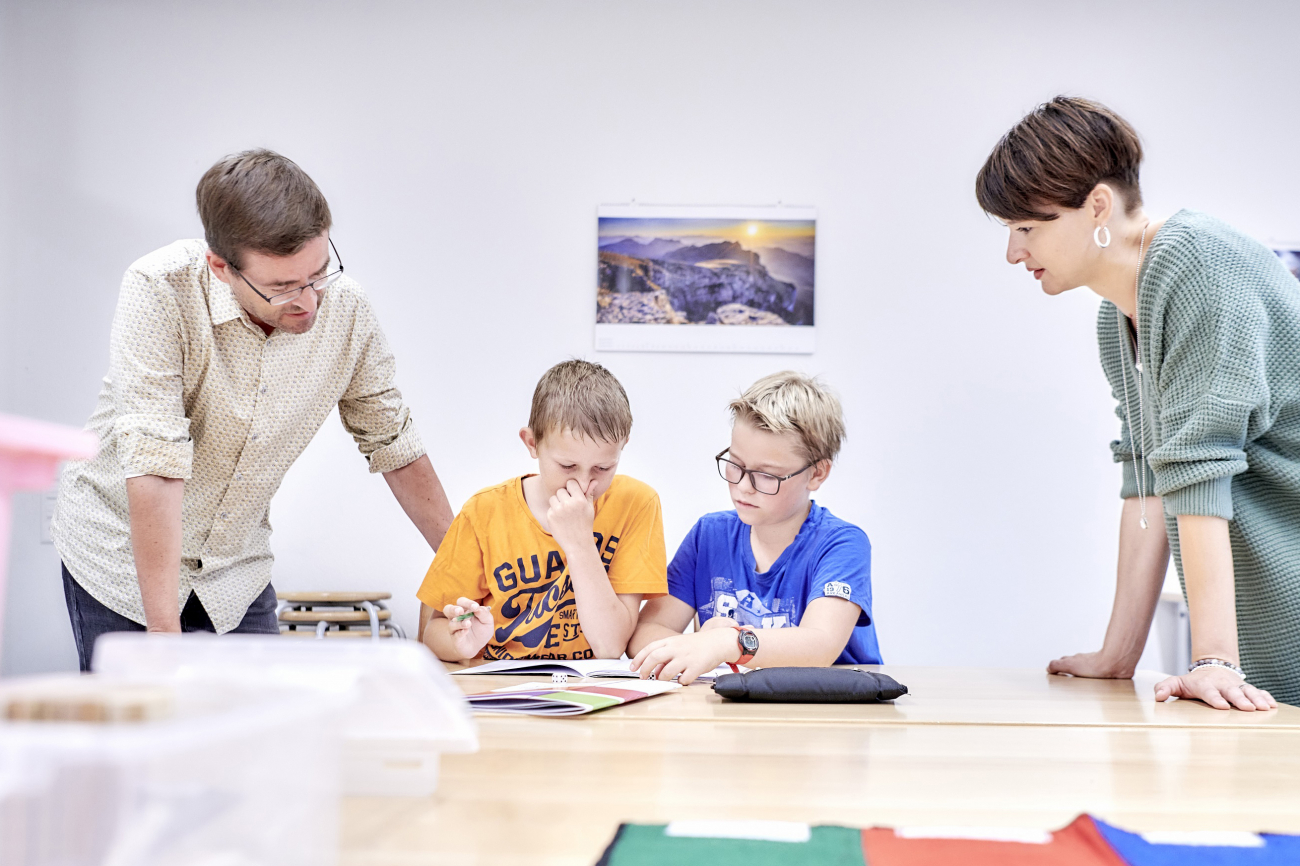 Symbolbild Multiprofessinelle Zusammenarbeit im Schulunterricht