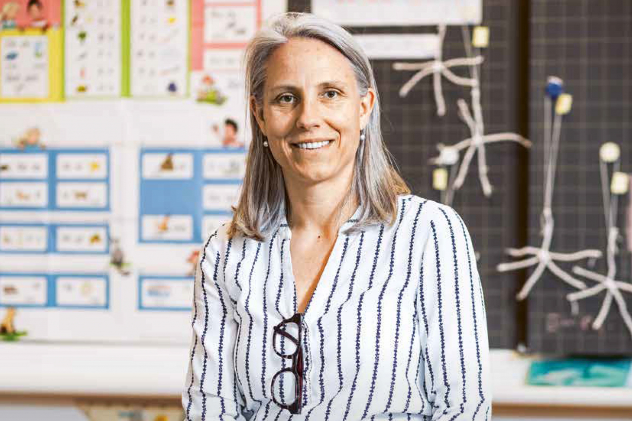 Foto von Caroline Heierle im Schulzimmer