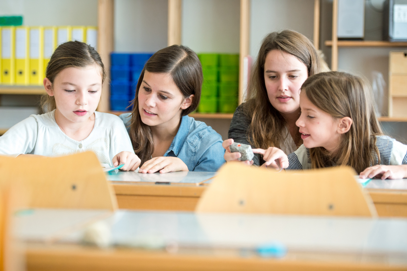 Lehrpersonen unterrichten Schulkinder