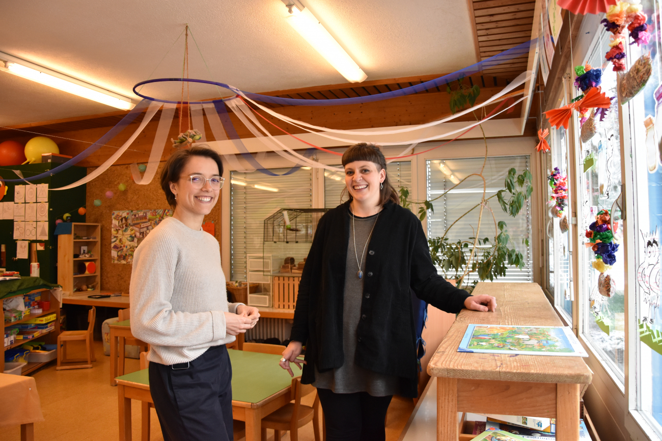Nia Vogel und Livia Drammeh im KLassenzimmer