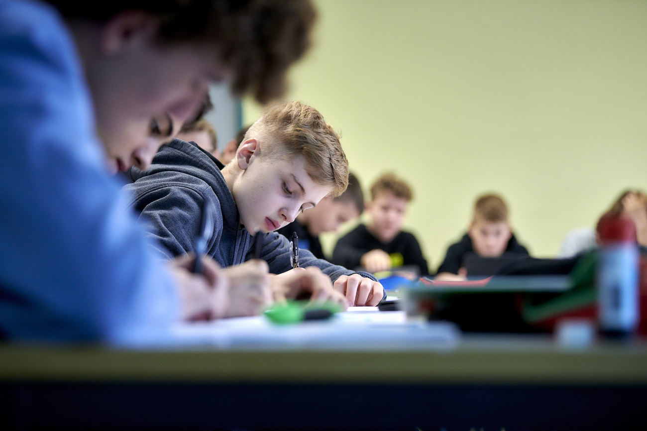 SchülerInnen im Klassenzimmer an der Arbeit