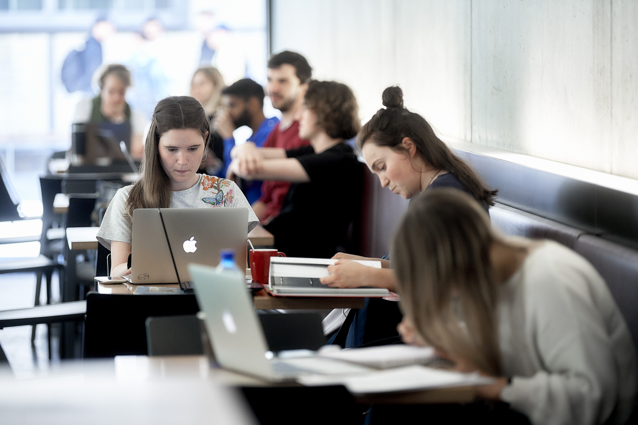 Studierende in einer Lounge am Lernen mit dem Laptop
