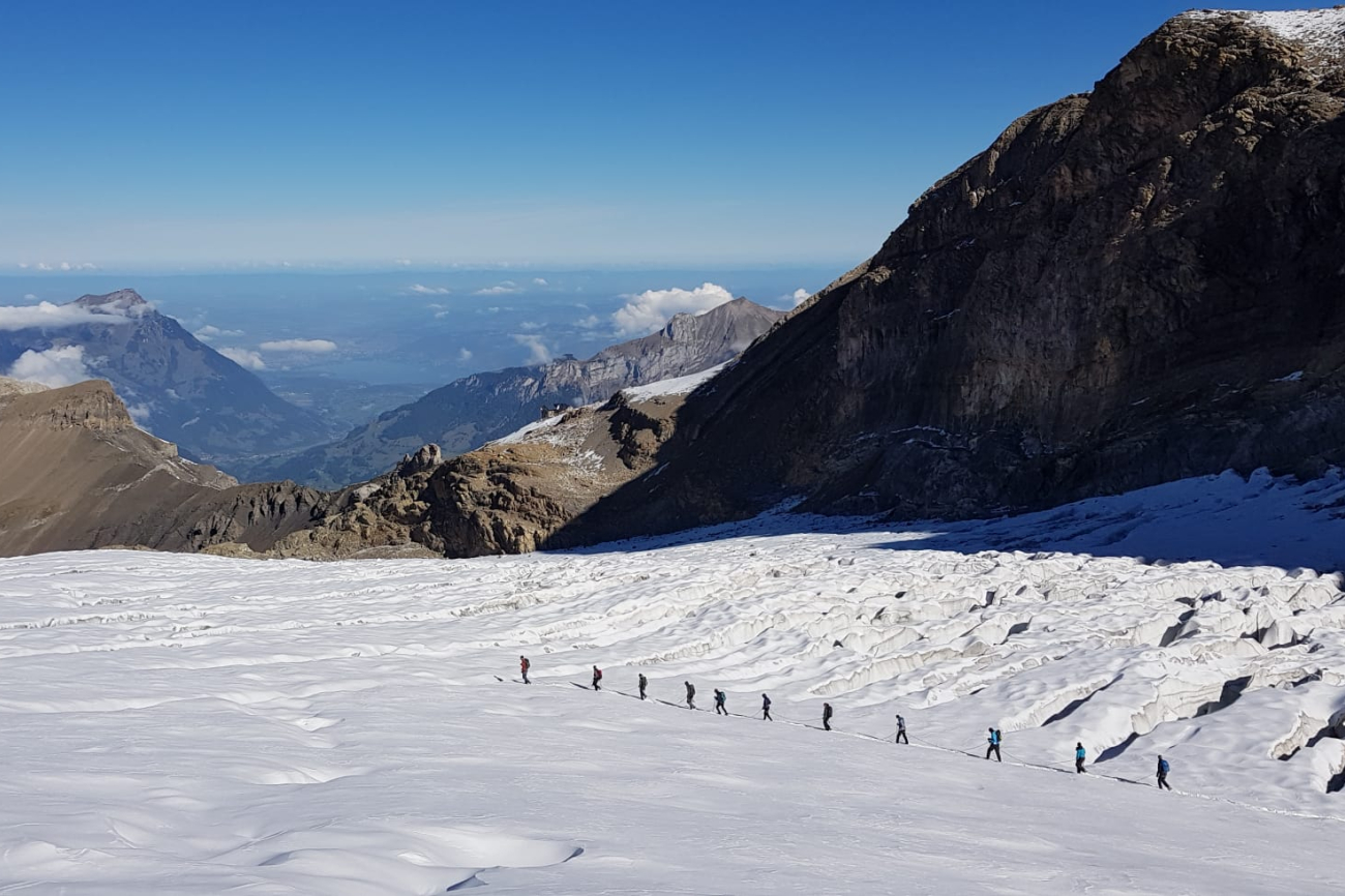 Berge mit Schnee bedeckt