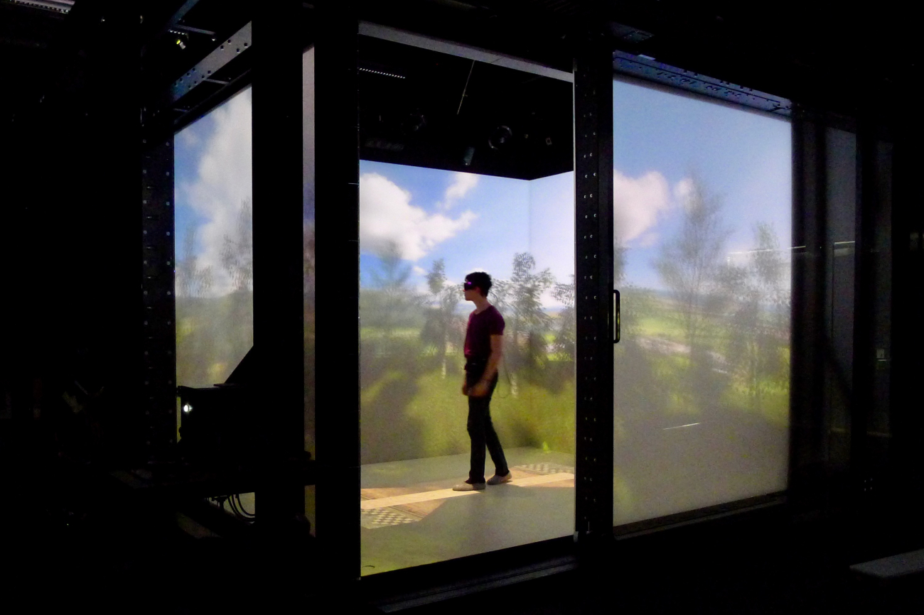 Mann mit VR-Brille in virtueller Umgebung