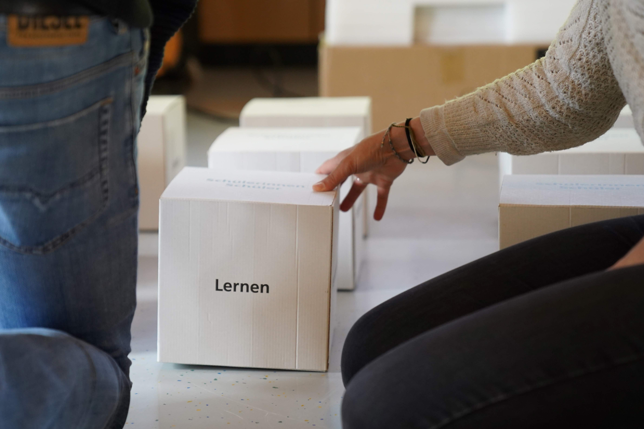 Die Lehrerinnen und Lehrer von Rüschegg bauen den Schul-Kultur-Würfel zusammen.