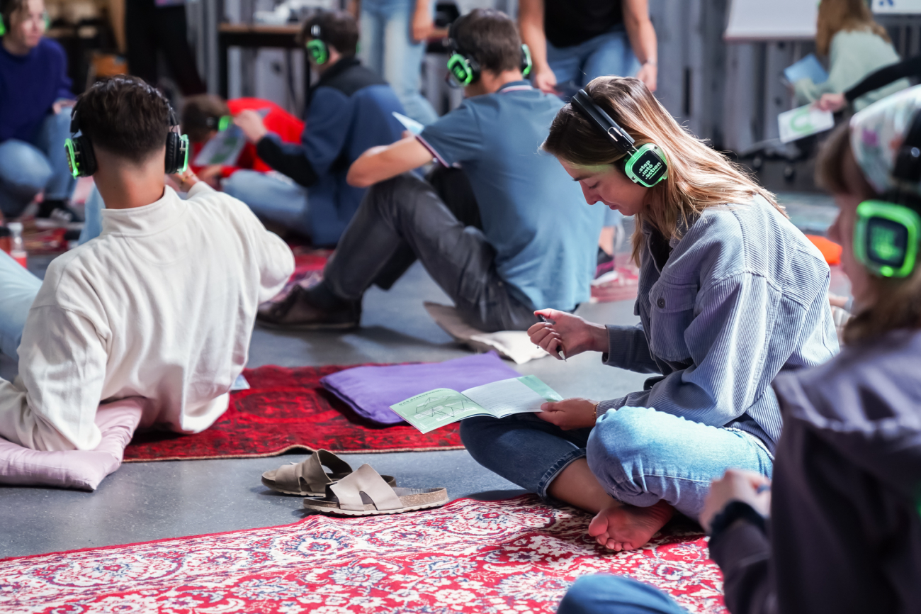 Studierende mit Kopfhörern am Arbeiten