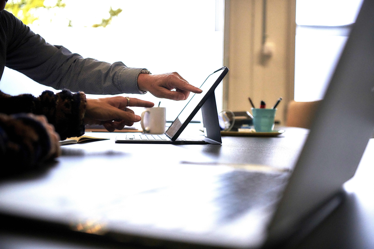 Lehrpersonen am Laptop
