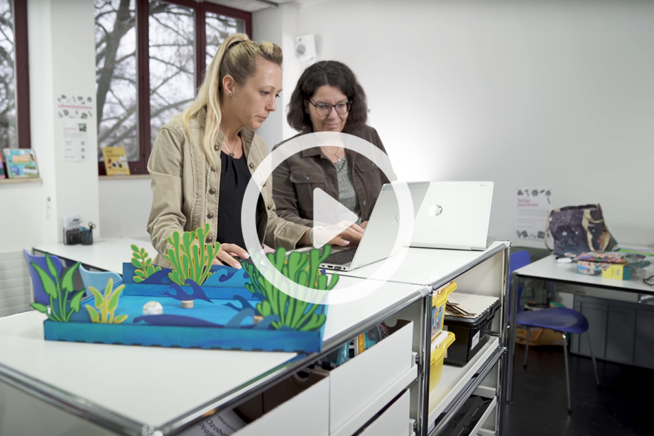 Zwei Frauen entwickeln einen analogen Prototypen und recherchieren dazu digital am Labtop