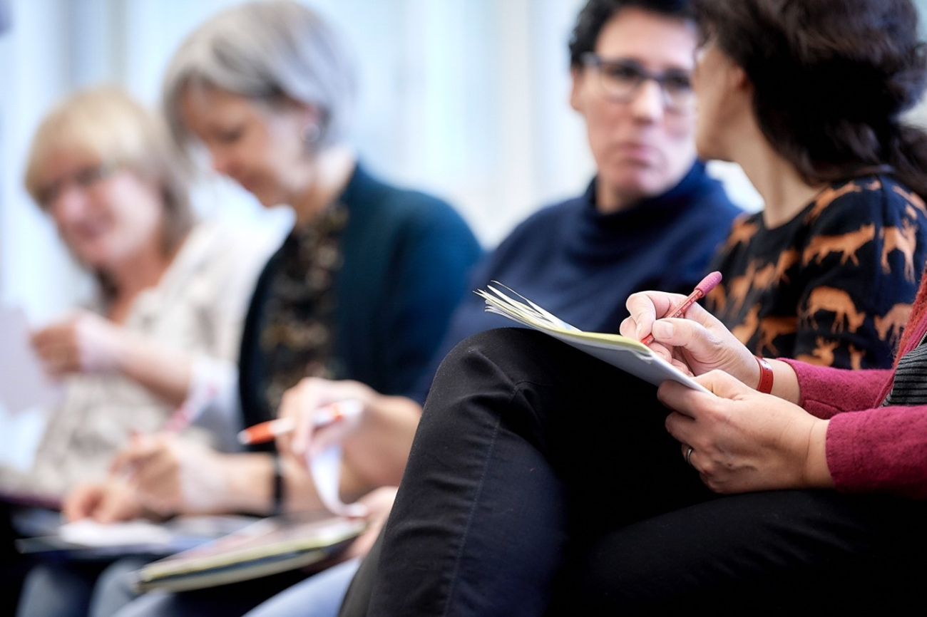 Menschen füllen Fragebogen aus