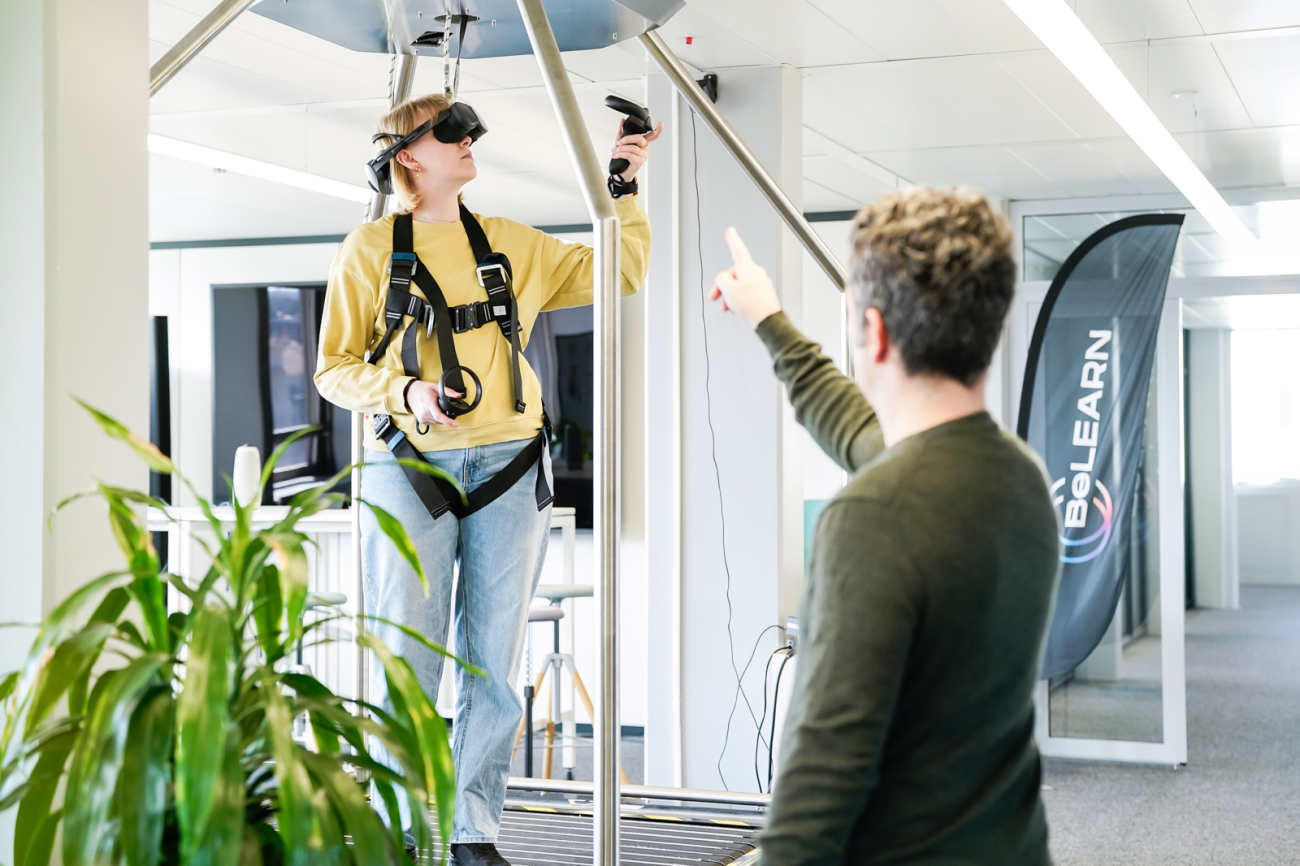 Frau auf Infinadeck mit XR-Brille