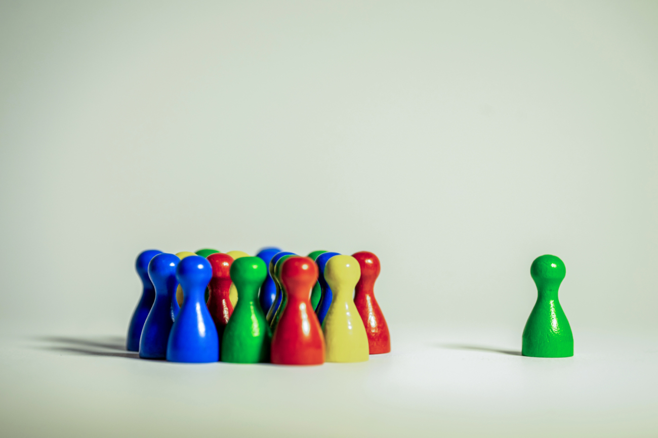 Spielfiguren verschiedener Farben, 1 grosse Gruppe, 1 einzelne