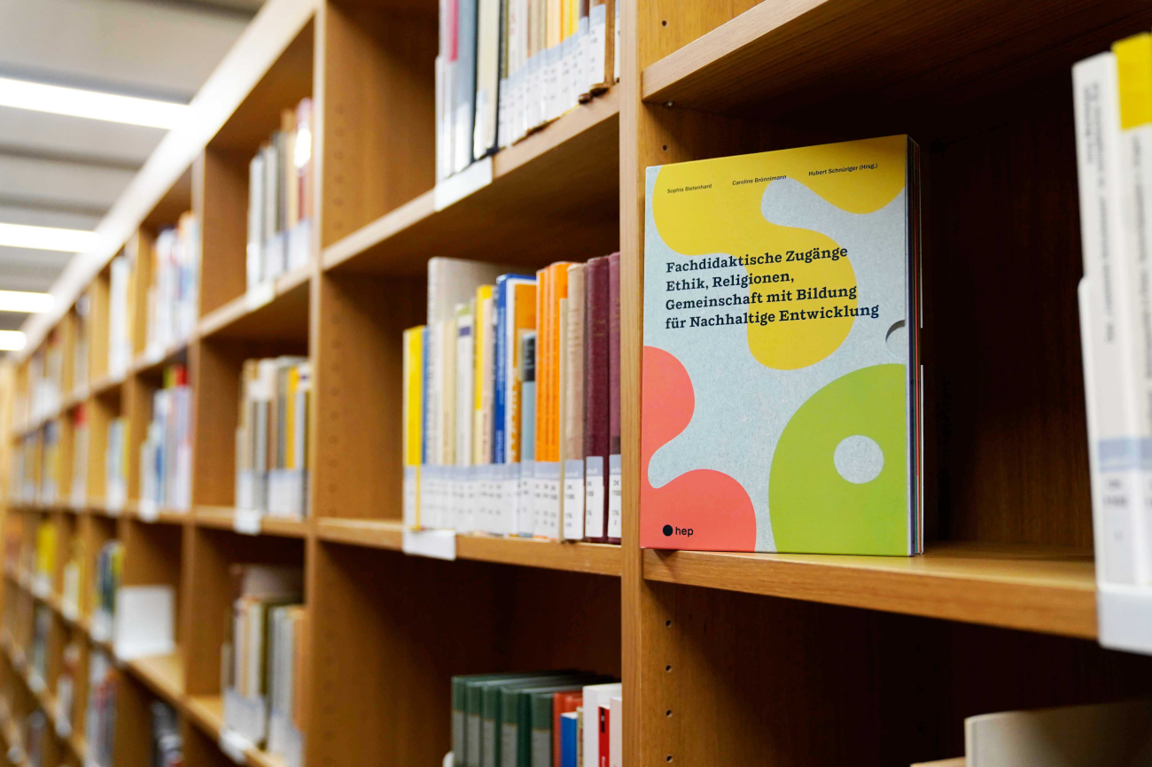 Buch in Bücherregal, Buchdeckel sichtbar