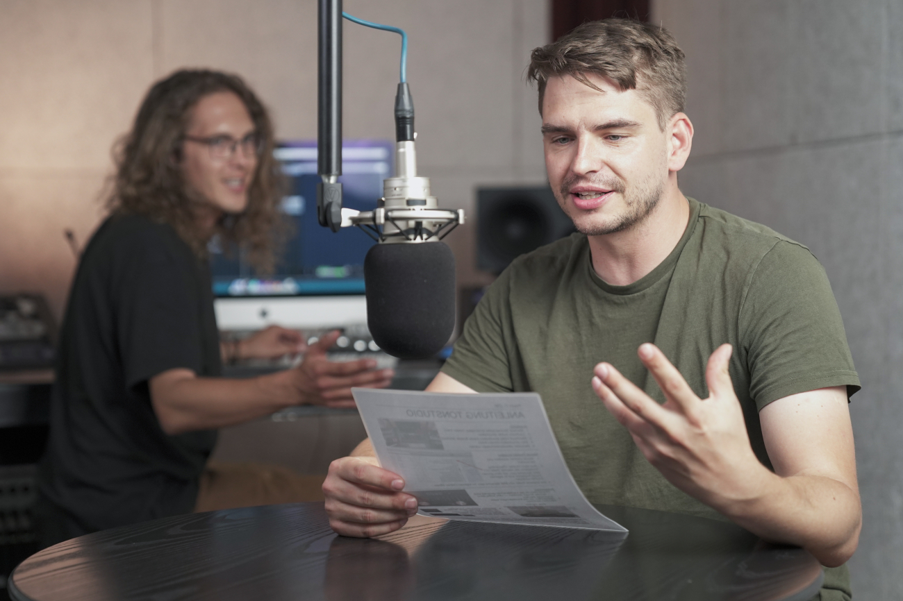 Menschen, die mit einem Mikrofon etwas aufnehmen