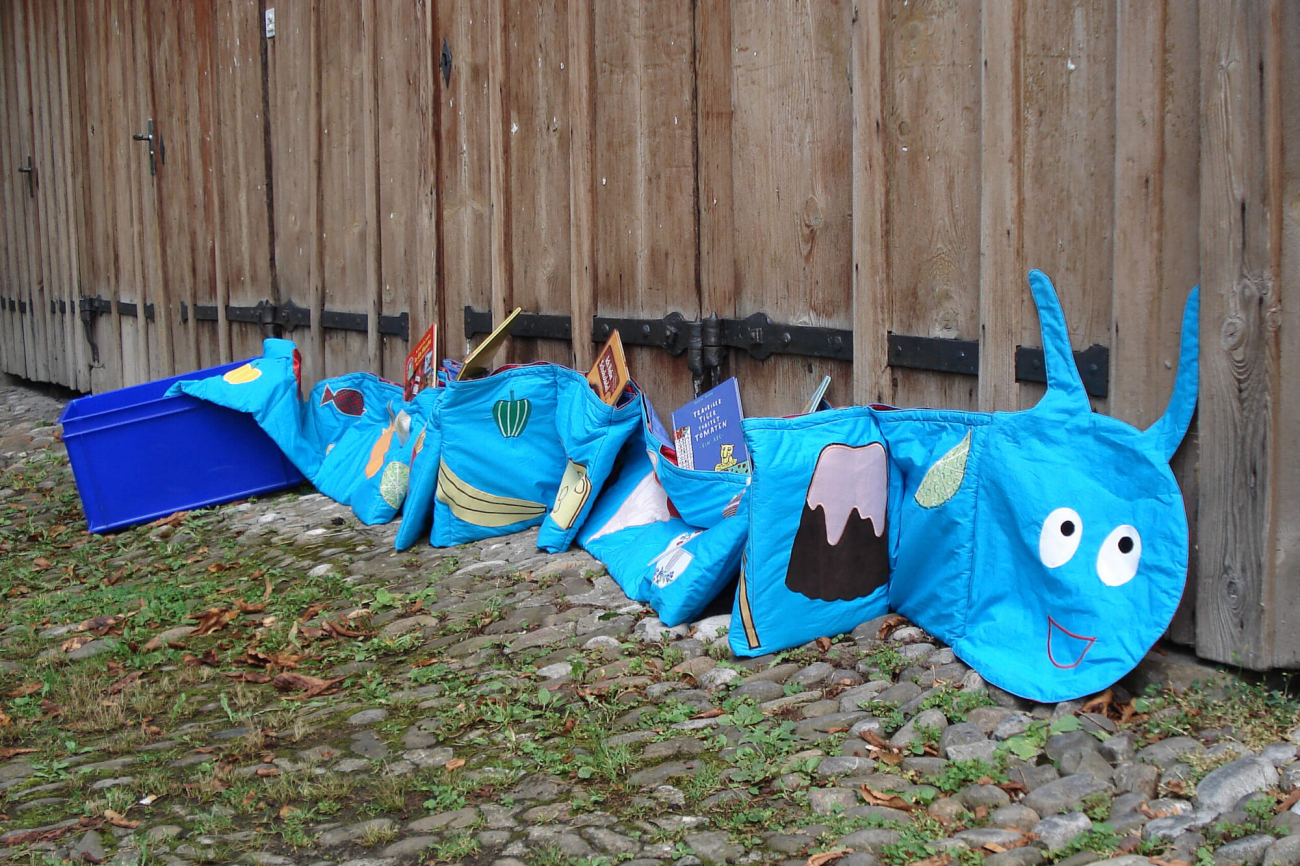 MP25Bücherraupe Schlaraffenland