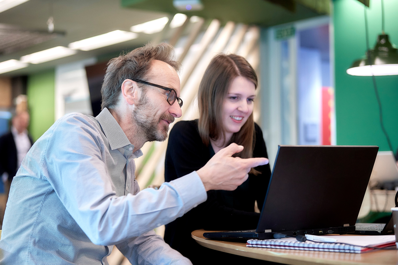 2 Lehrpersonen besprechen etwas