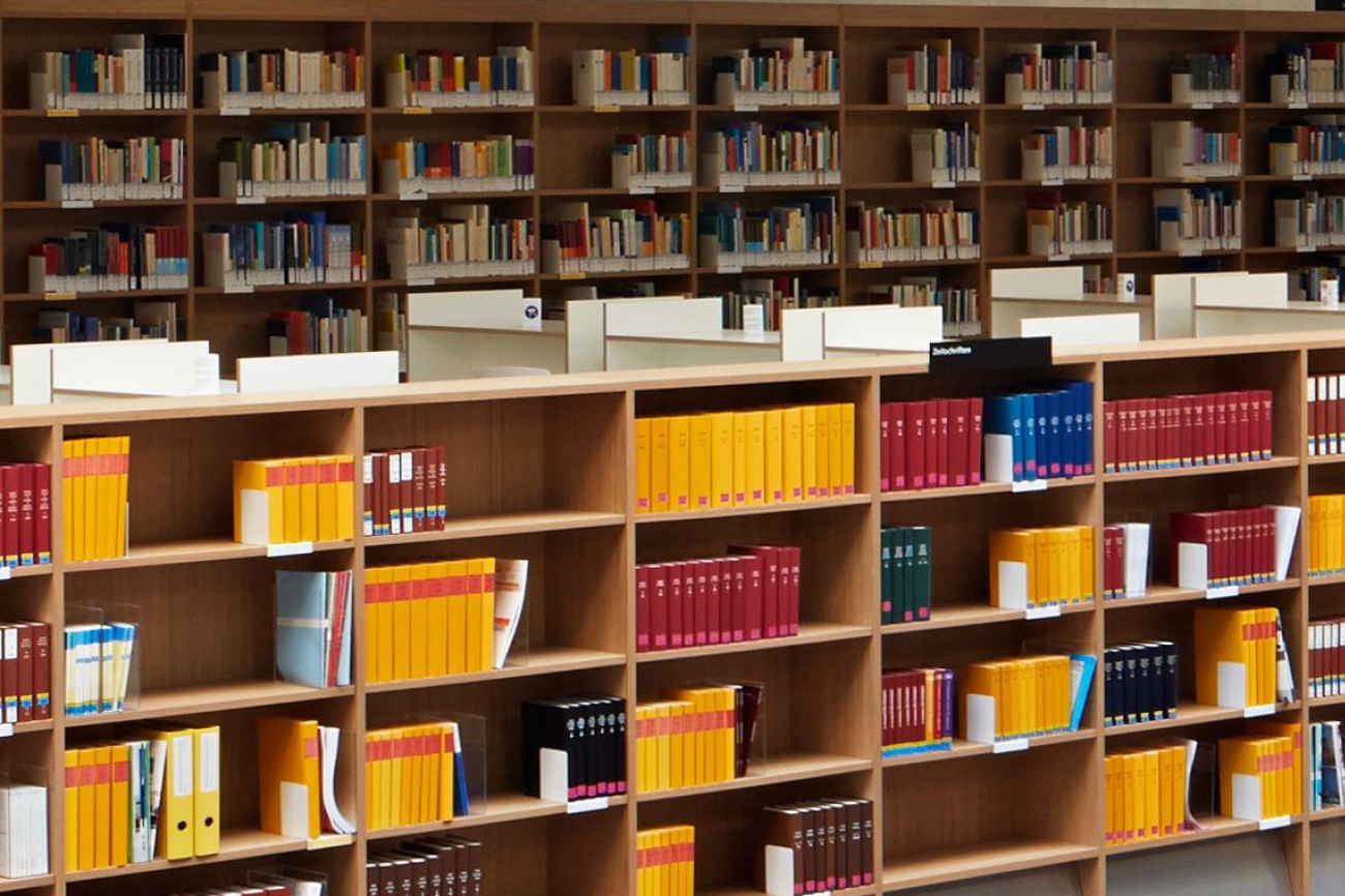 Bücherregale in einer Bibliothek