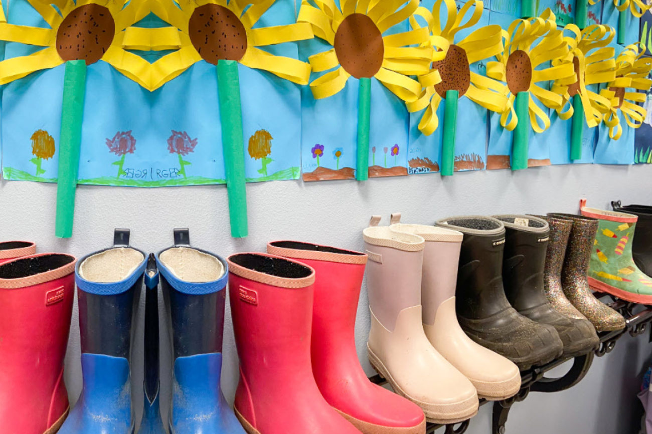 Gummistiefel und Sonnenblumen
