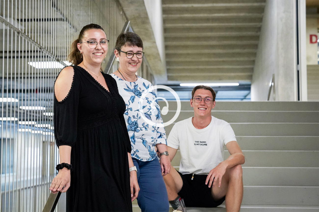 Porträt von drei Personen auf einer Treppe