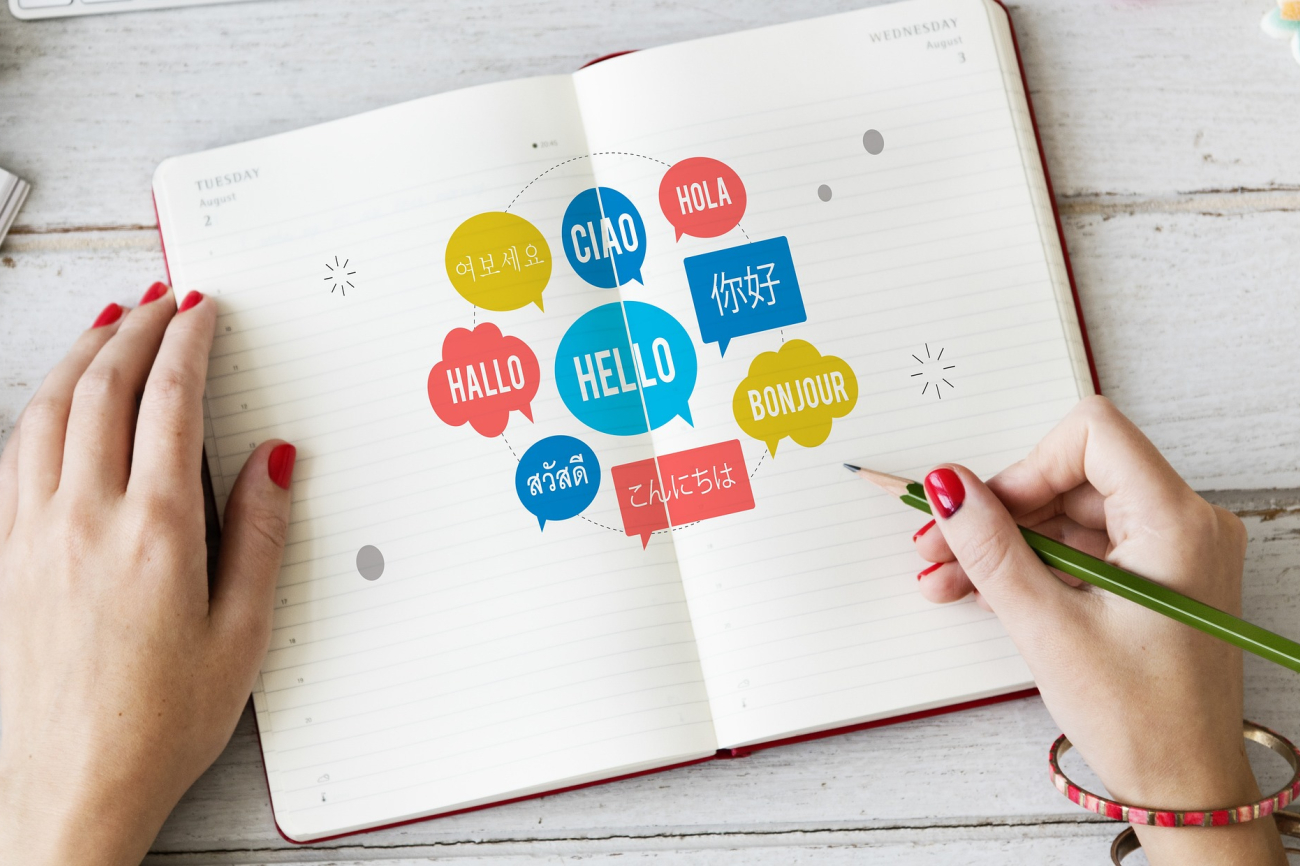 Schulheft mit &quot;Hallo&quot; in verschiedenen Sprachen