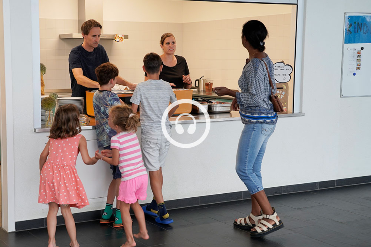 Kinder bei der Essensausgabe