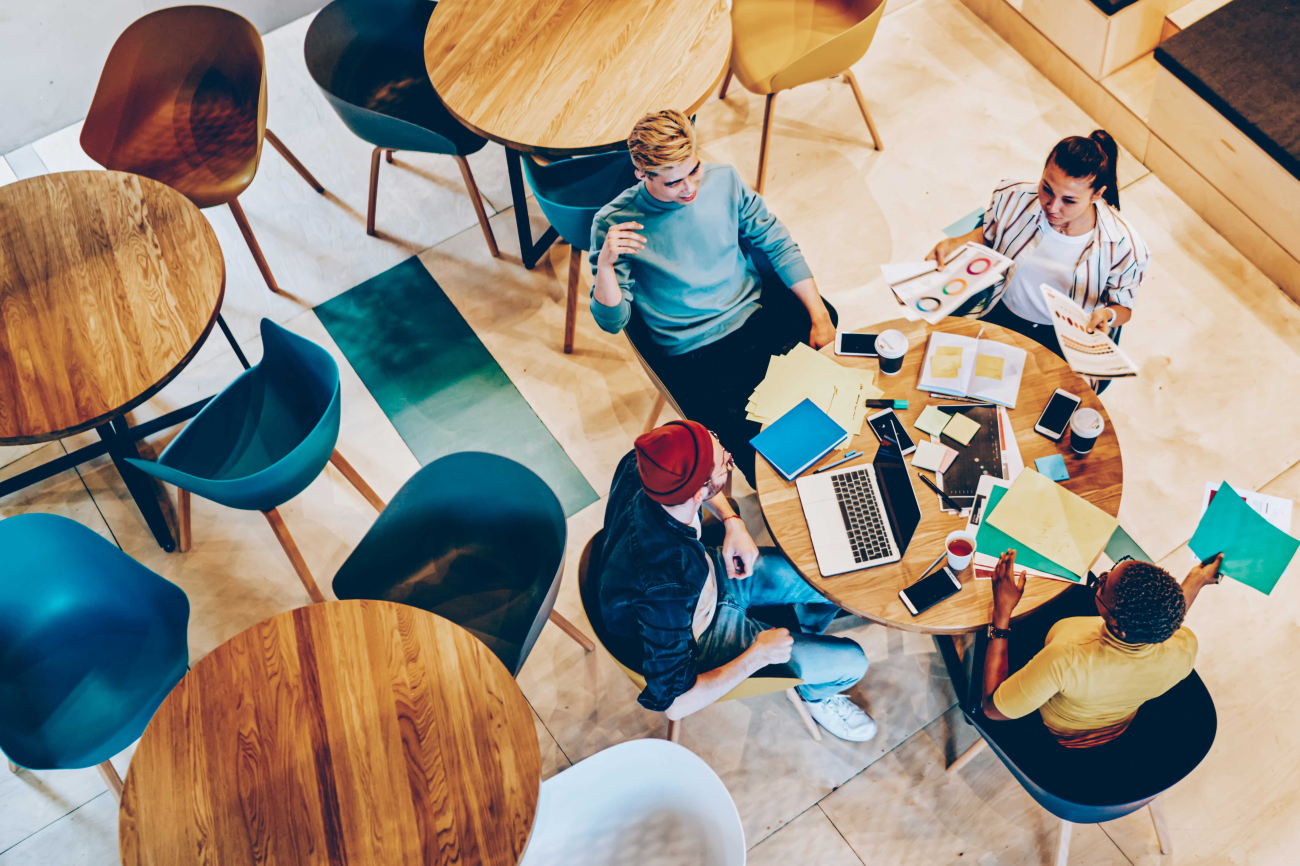 Menschen an einem Tisch von oben