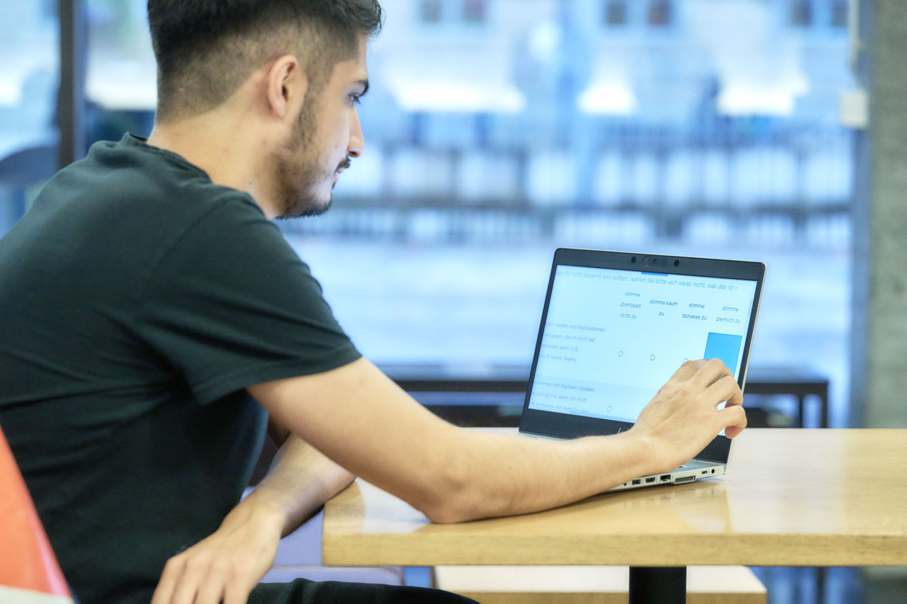 Umfrage Studienzufriedenheit_Symbolbild Student vor Laptop